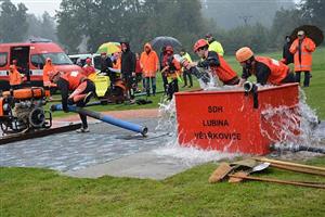 V Lubině proběhl v sobotu 23. ročník soutěže O putovní pohár Větřkovické přehrady, v němž soutěžilo 19 družstev dobrovolných hasičů.
FOTO: DANA HOĎÁKOVÁ
