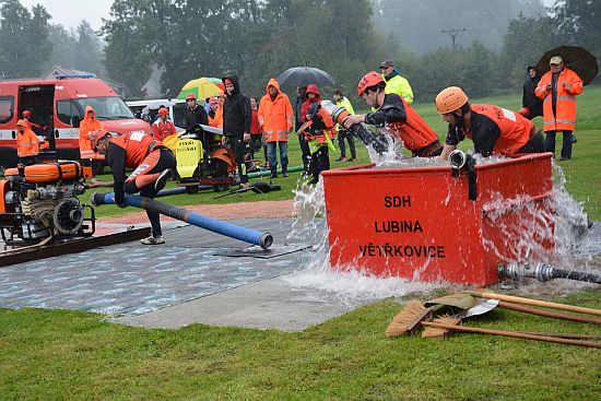 V Lubině proběhl v sobotu 23. ročník soutěže O putovní pohár Větřkovické přehrady, v němž soutěžilo 19 družstev dobrovolných hasičů.
FOTO: DANA HOĎÁKOVÁ

