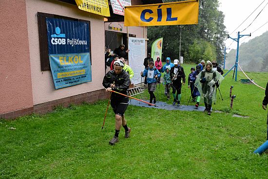 Vytrvalý déšť změnil tradiční kopřivnický výstup na Everest v extrémní závod. Při zhruba desetinové účasti, než je běžné, dosáhli cíle pouze dva sólolezci a jeden dvoučlenný tým. 
FOTO: DAVID MACHÁČEK
