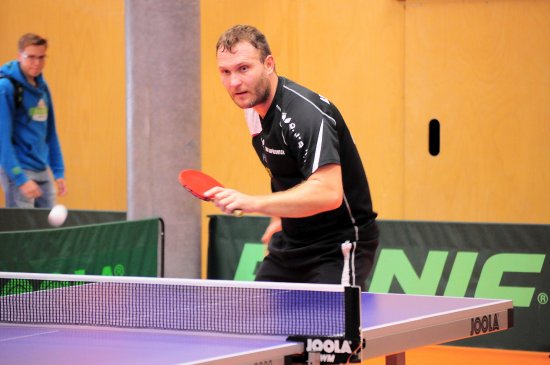 Stolní tenista Radovan Polášek pomohl o víkendu druholigovému týmu ASK Tatra Kopřivnice ke dvěma vyhraným zápasům ziskem pěti bodů.
FOTO: KRISTINA ČABLOVÁ