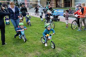 Jako první se na trať cyklohrátek vydali nejmenší závodníci, kteří ji absolvovali na odrážedlech a jen pár z nich na kolech.
FOTO: DANA HOĎÁKOVÁ
