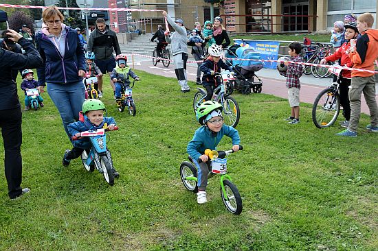 Jako první se na trať cyklohrátek vydali nejmenší závodníci, kteří ji absolvovali na odrážedlech a jen pár z nich na kolech.
FOTO: DANA HOĎÁKOVÁ

