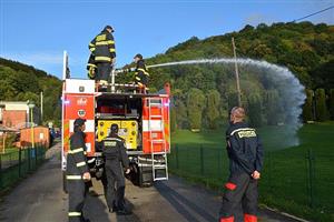 Členové místní jednotky hasičů testují nový zásahový vůz, který v jejich výbavě nahradí víc jak 30 let starou automobilovou stříkačku.
FOTO: DANA HOĎÁKOVÁ
