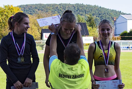 Hana Soukalová z AK E. Zátopka Kopřivnice získala na mistrovství Moravy a Slezska mladšího žactva zlato v běhu na 60 m s překážkami.
FOTO: ATLETIKA KOPŘIVNICE
