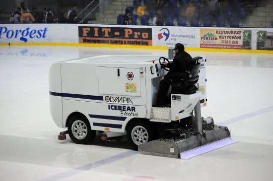 Nová rolba pro úpravu ledu na zdejším zimním stadionu má  jednu zásadní výhodu, díky elektrickému pohonu nevypouští žádné exhalace.
FOTO: KRISTINA ČABLOVÁ
