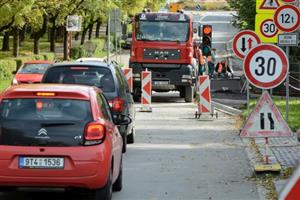 Úpravy vozovky a chodníků na Husově ulici s sebou nesou dopravní komplikace. Provoz na rušné ulici řídí semafory.
FOTO: DAVID MACHÁČEK
