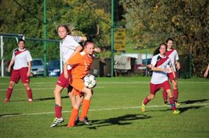 Derby mezi fotbalovými týmy žen Štramberka (ve světlých dresech) a Lubiny vyznělo jasně pro hráčky místní části Kopřivnice.
FOTO: KRISTINA ČABLOVÁ