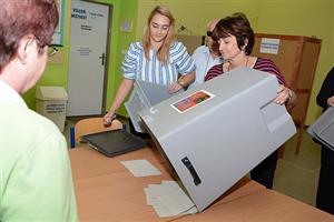 Po uzavření volebních místností v sobotu ve 14 hodin začalo sčítání hlasů. První výsledky z Kopřivnice byly k dispozici okolo 15. hodiny, kompletně sečteno bylo po šesté hodině večer.
FOTO: DAVID MACHÁČEK
