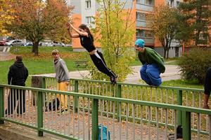 Během víkendového Kopr Jamu trénovalo v ulicích Kopřivnice víc než šest desítek mladých vyznavačů adrenalinového parkouru.
FOTO: DAVID MACHÁČEK
