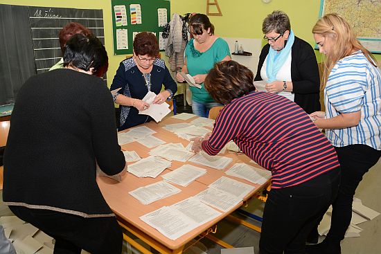 Po vyndání hlasovacích lístků z úředních obálek začli členové volebních komisí odevzdané hlasy třídit podle stran a poté počítat.
FOTO: DAVID MACHÁČEK
