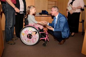 Desetiletá Karolína Dejová přebírá ocenění v soutěži Hrdinové handicapu z rukou náměstka hejtmana Moravskoslezského kraje Jiřího Navrátila.
FOTO: DAVID MACHÁČEK