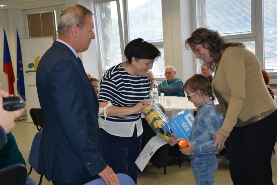Daniela Videcká se svým synem Jiříčkem převzali šek s výtěžkem ze sběru plastových vršků a dárky od zástupců Kopřivnice a Frenštátu.
FOTO: DANA HOĎÁKOVÁ
