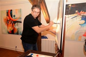 Malíř Zdeněk Babinec přímo před zraky návštěvníků vernisáže své výstavy v Muzeu Fojtství namaloval jedno ze svých abstraktních pláten.
FOTO: DAVID MACHÁČEK