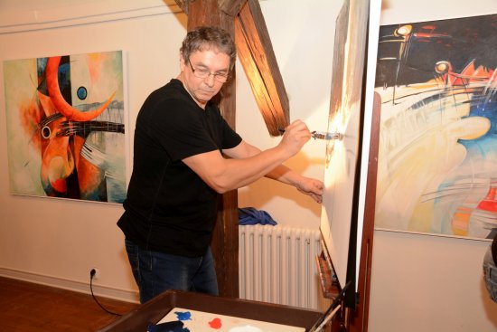 Malíř Zdeněk Babinec přímo před zraky návštěvníků vernisáže své výstavy v Muzeu Fojtství namaloval jedno ze svých abstraktních pláten.
FOTO: DAVID MACHÁČEK