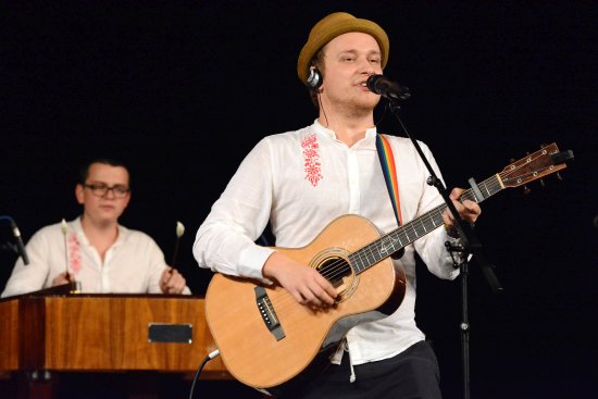Zpěvák Václav Lebeda alias Voxel koncertoval na domácí půdě v rámci svého turné PopFolklorTour, na kterém jej doprovází cimbálová muzika s dalšími místními muzikanty Václavem Kopelcem a Davidem Krompolcem.
FOTO: DAVID MACHÁČEK