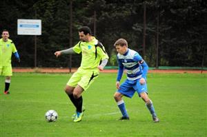 Jaroslav Lichnovský (vlevo) otevřel v 15. minutě skóre mužstva FC Vlčovice-Mniší v domácím utkání proti tabulkovému sousedovi Odrám.
FOTO: KRISTINA ČABLOVÁ