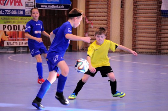 Starší přípravka FC Kopřivnice 1 (hráč vpravo) podlehla na domácím turnaji družstvu z polského Racibórze 1:4.
FOTO: KRISTINA ČABLOVÁ