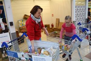 Národní sbírka potravin probíhala i v kopřivnických prodejnách Kaufland a Tesco. Lidé ve městě charitativním organizacím předali 1 320 kg potravin.
FOTO: DANA HOĎÁKOVÁ