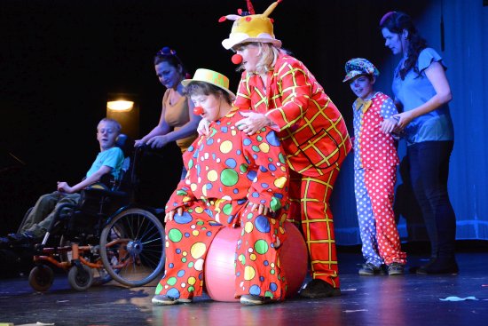 Klienti zdejší speciální školy Motýlek si pro stejnojmennou přehlídku připravili choreografii s názvem Šaškové. Cirkusová tematika se objevovala ve velké části z bezmála 30 vystoupení.
FOTO: DAVID MACHÁČEK