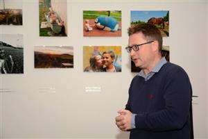 Kamil Mrva jako jeden z porotců fotografické soutěže Kopřivnické rozmarné léto zahajuje vernisáž nejlepších přihlášených snímků.
FOTO: DAVID MACHÁČEK