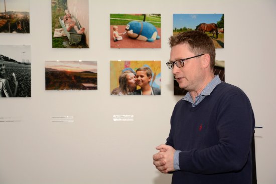 Kamil Mrva jako jeden z porotců fotografické soutěže Kopřivnické rozmarné léto zahajuje vernisáž nejlepších přihlášených snímků.
FOTO: DAVID MACHÁČEK