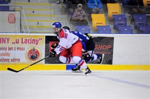 Odchovanec kopřivnického hokejového klubu Jan Kalus se vrátil na zimní stadion, kde s hokejem začínal, teď však hrál v dresu českého výběru U19.
FOTO: KRISTINA ČABLOVÁ