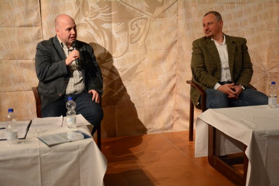 Dvě desetiletí kopřivnické akce Myšlenky TGM a současnost uzavřela před týdnem diskuze publicistů Lukáše Jelínka (vlevo) a Martina Komárka.
FOTO: DAVID MACHÁČEK