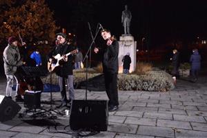 Při koncertě na náměstí lidé začali spontánně nosit zapálené svíčky k pomníku prezidenta Masaryka.
FOTO: DAVID MACHÁČEK