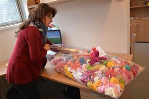 Víc než 150 ručně háčkovaných chobotniček pro nedonošená novorozeňata vzniklo v rámci workshopu pořádaného místní knihovnou.
FOTO: DANA HOĎÁKOVÁ