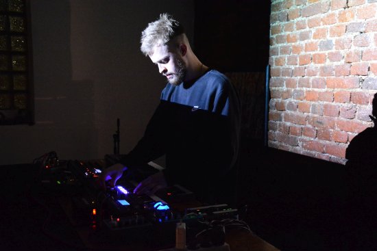 Fjordwalker se cestou ze svého evropského turné zastavil v Kopřivnici. Jeho experimentální elektronická hudba zněla v sobotu prostorem Galerie Galaxie.
FOTO: DAVID MACHÁČEK