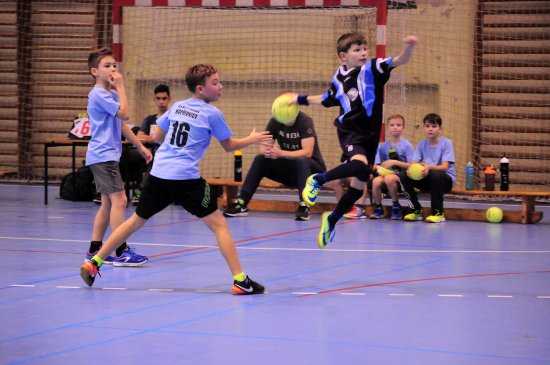 Jiří Štěpán (s míčem) ze ZŠ E. Zátopka skóroval v utkání druhého kola Lašské ligy proti ZŠ 17. listopadu třikrát a jeho tým zvítězil 12:9.
FOTO: KRISTINA ČABLOVÁ