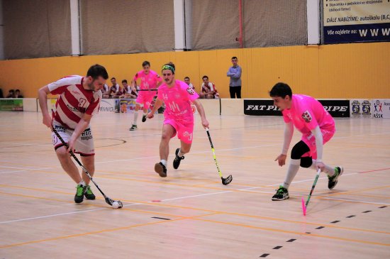 Jakub Kresta (FBC Vikings Kopřivnice) vede míček v útočném pásmu ve druhé třetině utkání proti Opavě, které však Vikingové podlehli 4:7.
FOTO: KRISTINA ČABLOVÁ