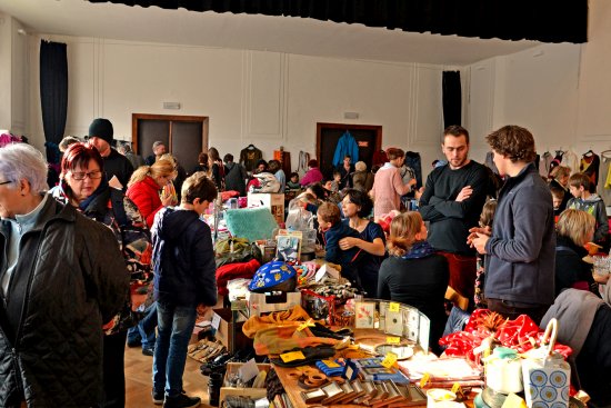 Blešák v Katolickém domě se tradičně těšil velkému zájmu nakupujících i prodejců. Ti nabízeli zboží z druhé ruky na 90 stolech.
FOTO: KAREL KUDERA