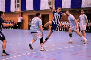 Patrik Fulnek (KH Kopřivnice) míří na branku hranického celku, který Kopřivnice nakonec poslední střelou o jeden gól porazila.
FOTO: KRISTINA ČABLOVÁ