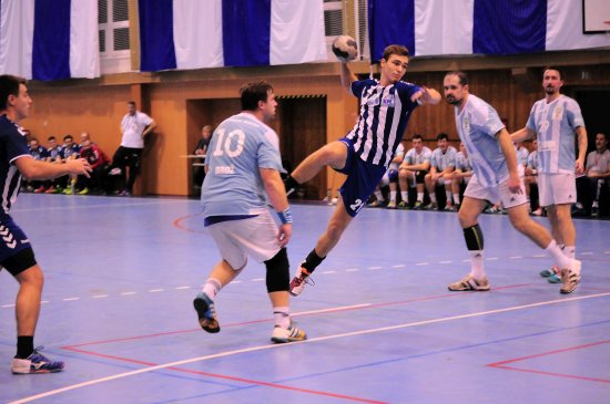 Patrik Fulnek (KH Kopřivnice) míří na branku hranického celku, který Kopřivnice nakonec poslední střelou o jeden gól porazila.
FOTO: KRISTINA ČABLOVÁ