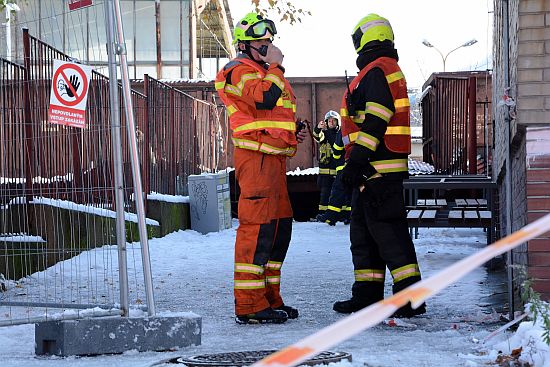 Po zřícení ocelového zastřešení prvního nástupiště zdejšího vlakového nádraží na místě zasahovaly všechny složky integrovaného záchranného systému. Incident si nakonec ale vyžádal jen dvě lehčí zranění.
FOTO: DAVID MACHÁČEK
