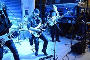 Přímo mezi tatrovkami zněla minulý pátek třeba i rocková muzika. Regionální muzeum Kopřivnice slavilo 20. výročí založení.
FOTO: DAVID MACHÁČEK
