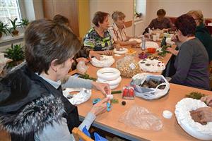 Dvacet seniorek si přišlo do klubu na Sokolovské ulici vyzkoušet nové techniky výroby vánočních dekorací.
FOTO: DANA HOĎÁKOVÁ
