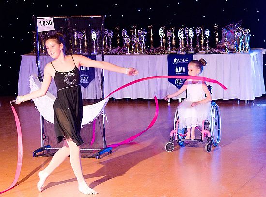 Eliška Jeřábková a Karolína Dejová se svým vystoupením reprezentovaly kopřivnickou taneční skupinu Thara DC na mistrovství světa WADF World Dance 2017 v Liberci.
FOTO: THARA
