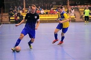 Kapitán mužstva FU Kopřivnice (vlevo) Jiří Beneš a hráč Jokeritu Kopřivnice Radek Březina ve futsalovém derby Divize F.
FOTO: KRISTINA ČABLOVÁ
