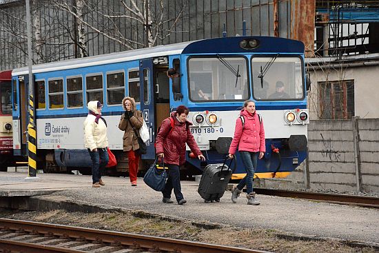 Nové jízdní řády nepřinesly výrazné změny. Vzhledem k probíhající rekonstrukci nádraží cestující musejí absolvovat delší cestu na nástupiště.
FOTO: D. MACHÁČEK
