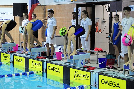 Nikola Chovanečková (SK Kopřivnice) čeká před první disciplínou 200 VZ na startovním bloku č. 4 na povel startéra na MČR 12letého žactva.
FOTO: KRISTINA ČABLOVÁ
