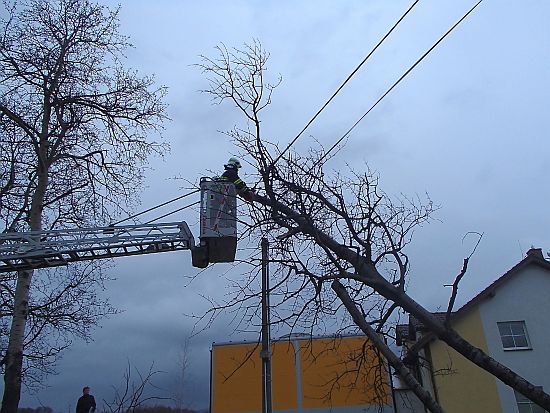 Po větrné smršti místní hasiči odstraňovali nejen stromy spadlé na objekty či komunikace, ale i na dráty elektrického vedení.
FOTO: JSDH KOPŘIVNICE
