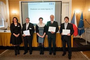 Zástupci kopřivnické radnice převzali minulý týden v Praze ocenění za udržení kategorie B.  Město zároveň získalo titul Šampion Zdravých měst.
FOTO: ÚŘAD VLÁDY ČR
