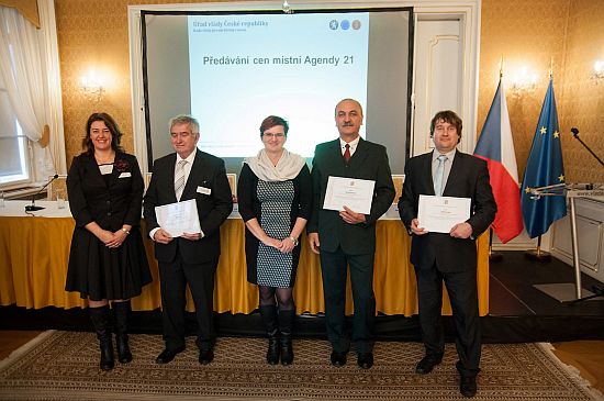 Zástupci kopřivnické radnice převzali minulý týden v Praze ocenění za udržení kategorie B.  Město zároveň získalo titul Šampion Zdravých měst.
FOTO: ÚŘAD VLÁDY ČR
