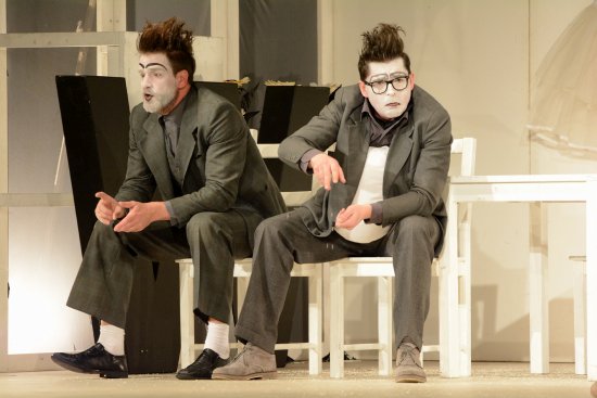 V. Vašák a J. Vyorálek jako Voskovec a Werich odehráli představení Divadla Na Zábradlí složené z dopisů herecké dvojice.
FOTO: D. MACHÁČEK