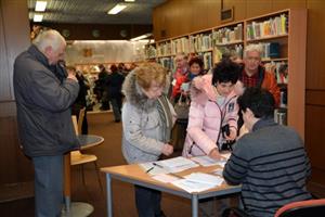 Fronty v pondělí ráno, které stáli zájemci na zápis do letního semestru Akademie třetího věku, svědčí, že o tuto formu vzdělávání je mezi seniory velký zájem.
FOTO: DANA HOĎÁKOVÁ