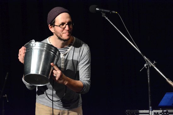 Netradičním koncertem, při kterém nápaditě využíval obyčejný plechový kýbl, pobavil návštěvníky premiérového Štramberského pyré hudebník Tomáš Háček.
FOTO: DAVID MACHÁČEK