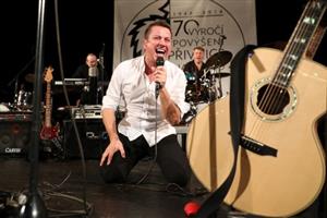 Hlavní hvězdou letošního Obecního plesu byl zpěvák Petr Bende s kapelou, který účastníky plesu bavil hodinu před půlnocí.
FOTO: LADISLAV MÁCHA