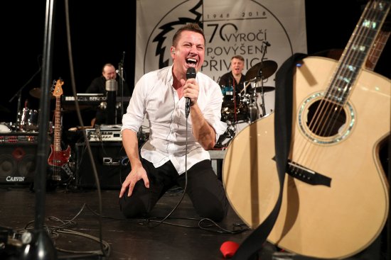 Hlavní hvězdou letošního Obecního plesu byl zpěvák Petr Bende s kapelou, který účastníky plesu bavil hodinu před půlnocí.
FOTO: LADISLAV MÁCHA